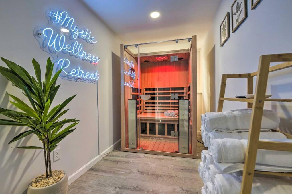 New! Updated Mystic Home W/ Sauna, Hot Tub & Deck Exteriör bild