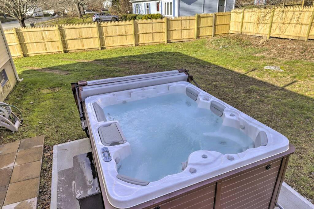 New! Updated Mystic Home W/ Sauna, Hot Tub & Deck Exteriör bild