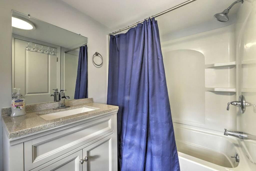 New! Updated Mystic Home W/ Sauna, Hot Tub & Deck Exteriör bild