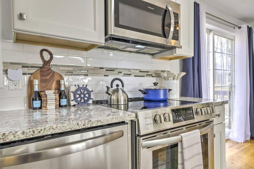 New! Updated Mystic Home W/ Sauna, Hot Tub & Deck Exteriör bild