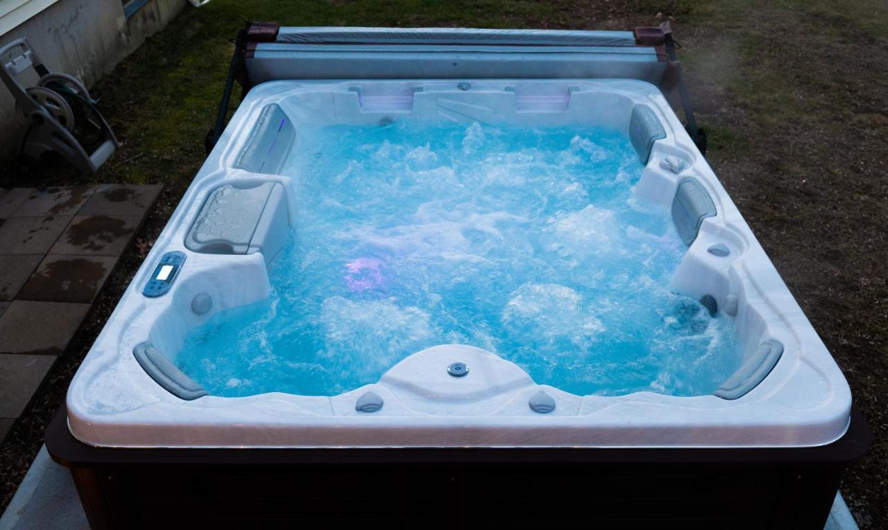 New! Updated Mystic Home W/ Sauna, Hot Tub & Deck Exteriör bild