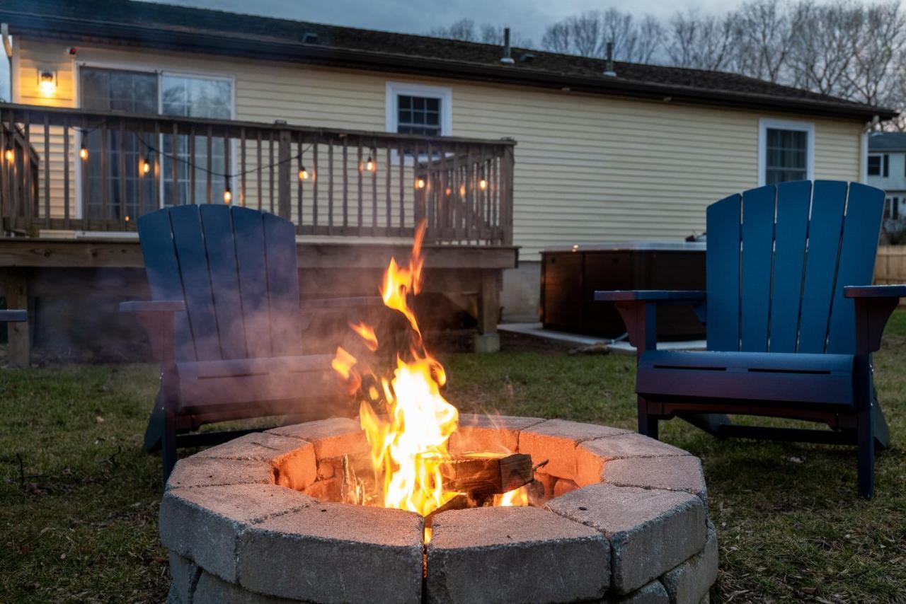 New! Updated Mystic Home W/ Sauna, Hot Tub & Deck Exteriör bild